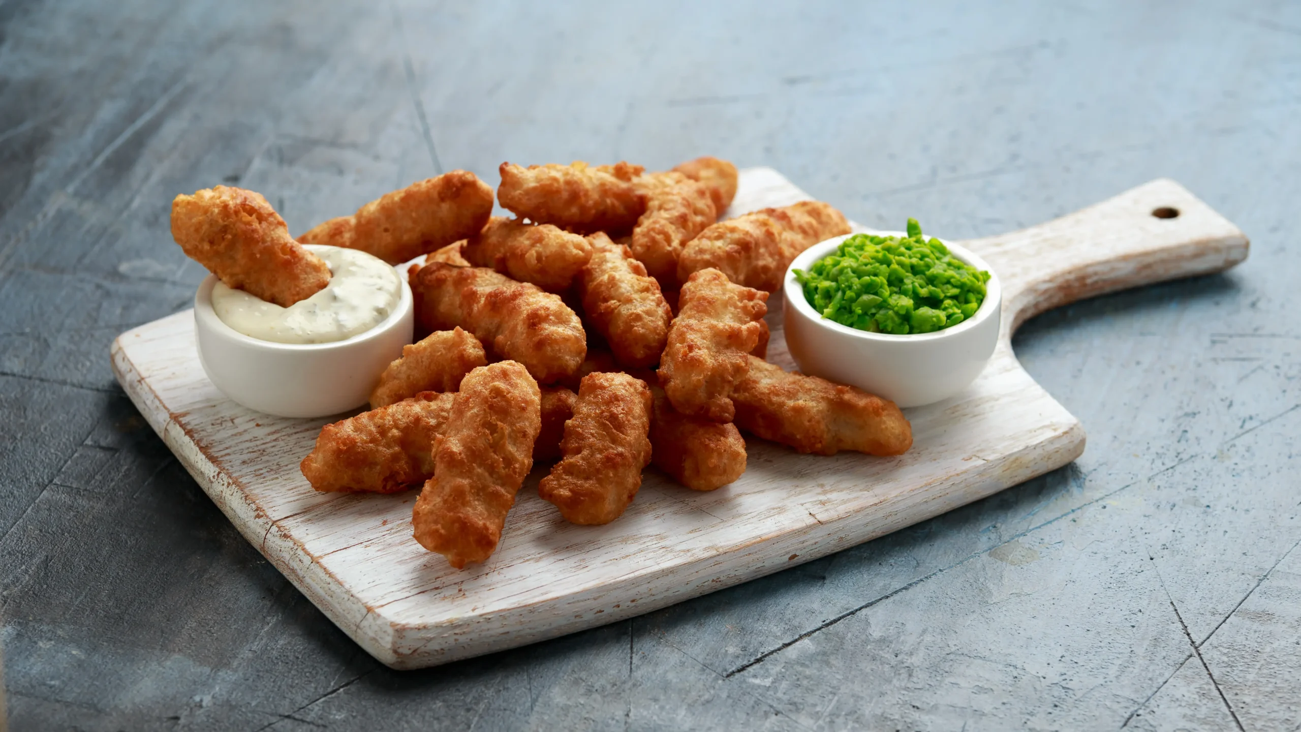 DEDITOS DE POLLO CON SALSA TÁRTARA