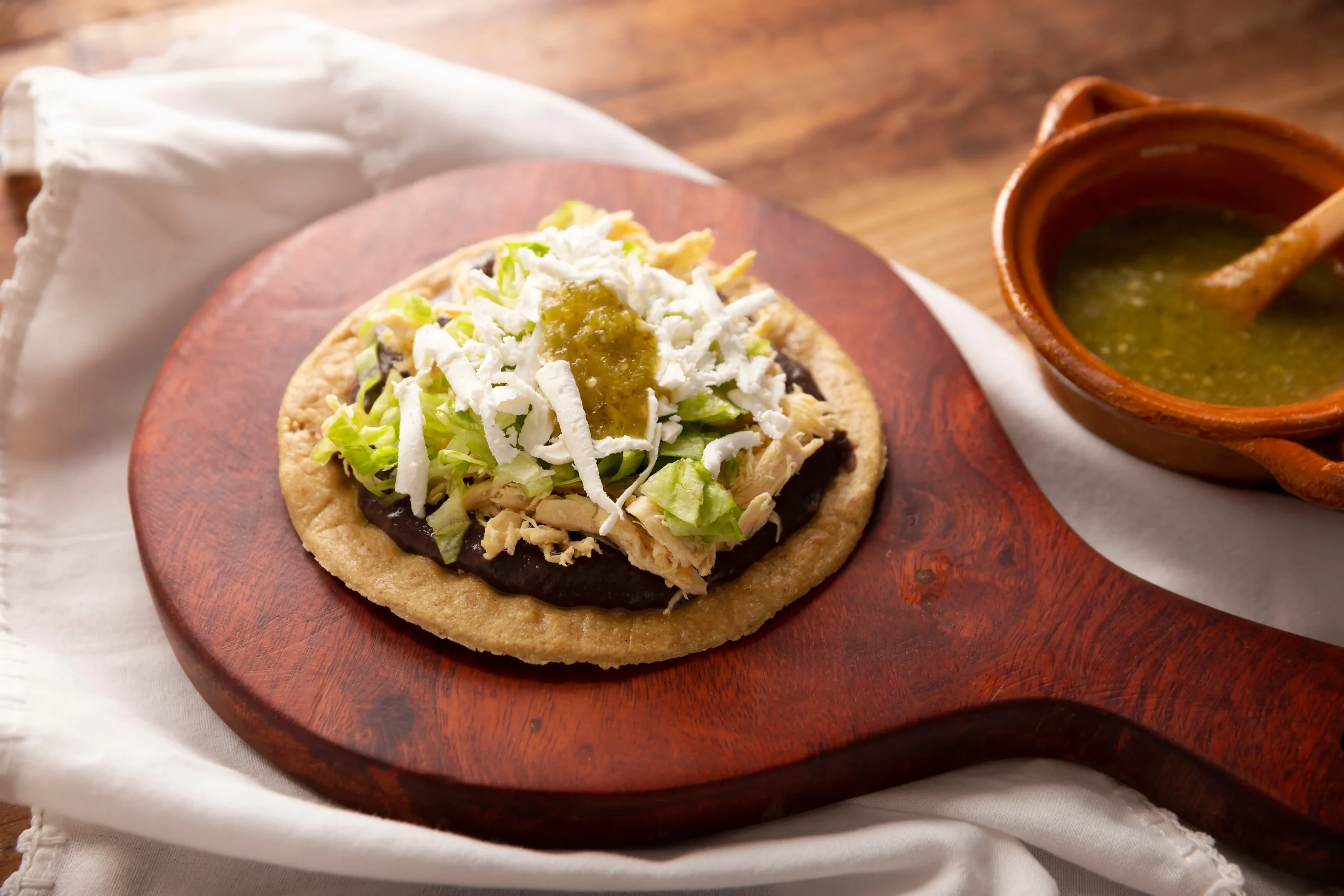 SOPES DE POLLO CON SALSA VERDE MILTOMATE B&B